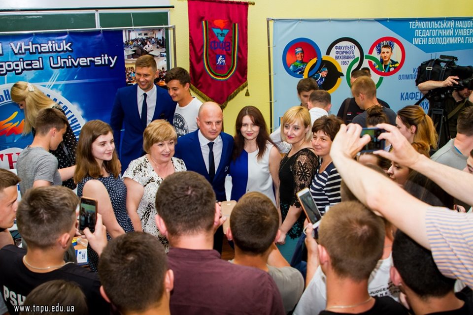 Чисельні фото з прихильниками